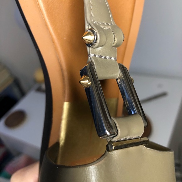 Dolce Vita Green Thong Studded Leather Sandals - Picture 4 of 6